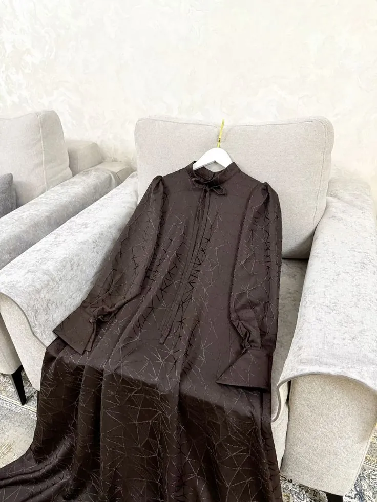 Dress bertekstur warna coklat tua di gantungan