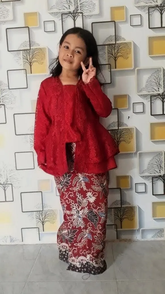 Kebaya anak brokat merah dengan kain batik