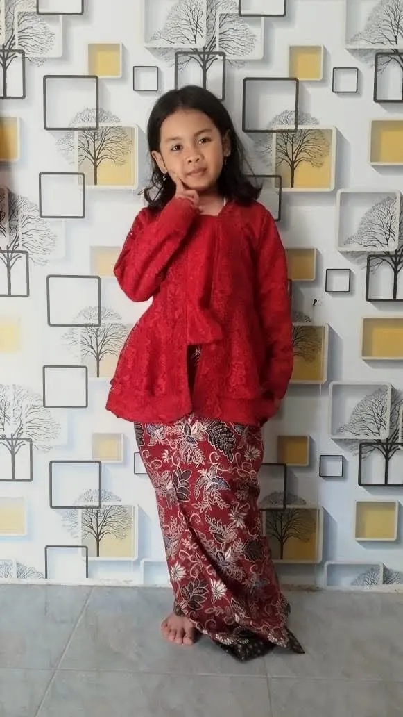 Kebaya anak brokat merah tampak depan